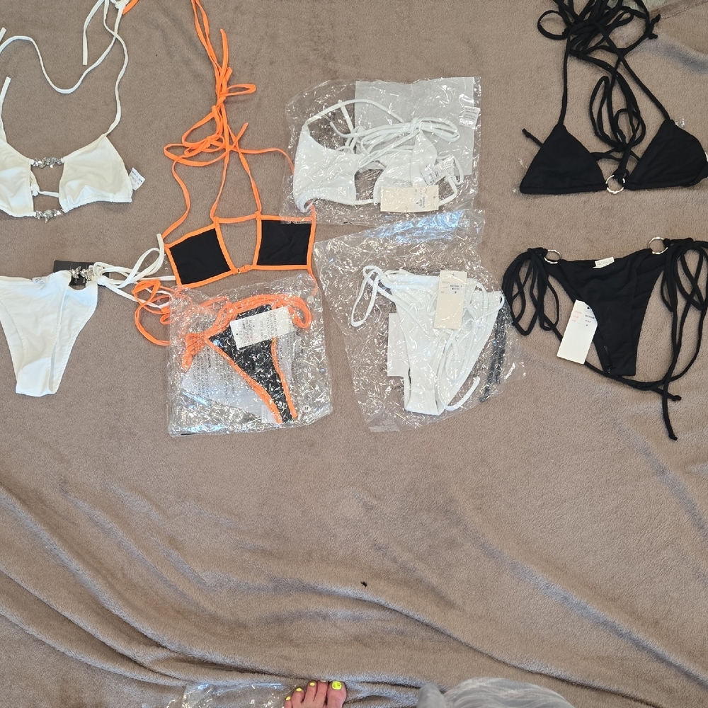 Hot & Delicious 2 Black and 2 White Bikinis Modern‎ Swimwear